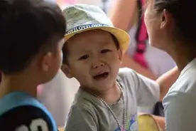 “怎么又尿裤子了！”孩子进入幼儿园后的反常现象须留意图片