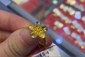 分享2021妈妈款黄金花戒图片
