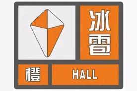 郑州终于下雨了！雷电！冰雹！大风！郑州发布多个预警！下班快回家图片