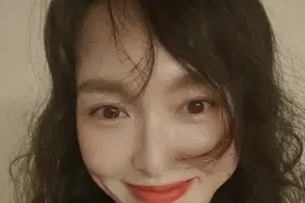 唐嫣罕见营业晒六宫格自拍，对镜头露齿甜笑，生娃1年后仍如少女图片