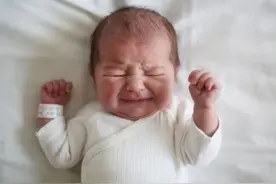 三个月前宝宝成长规律：1月睡，2月哭，3月攒肚子，妈妈学会应对图片