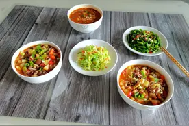 一碗牛肉臊子面，两小菜，这样的晚餐吃着舒服又美味图片