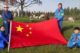 草原儿女爱祖国 中华民族共团圆丨我在草原 和国旗有个约图片