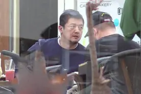 李亚鹏新店开业空无一人，无聊到和朋友玩手机图片