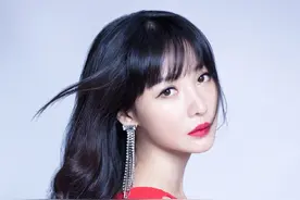 柳岩穿吊带秀上身完美曲线，腰肢纤细身材曼妙，美人骨像眼神吸人图片