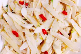 好吃到舔盘的家常菜推荐：酸辣藕带，素炒芹菜，肉末茄丁，超棒的图片