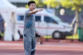 扫堂脚+竖拇指质疑，津门虎队长难逃追罚，主裁撤黄改红绝对正确图片