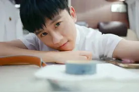 张杰自曝吃鱼时被鱼刺卡到食管，很危险还看医生了，粉丝们操碎心图片