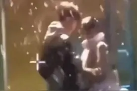 范丞丞关晓彤雪地拥吻，身高差太过般配，和鹿晗都没这么亲密图片