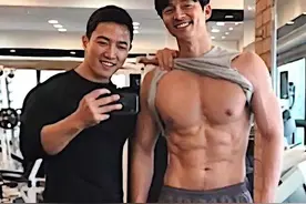 42岁孔刘半裸秀身材，紧实腹肌粗壮手臂，不愧是“冻龄男神”图片