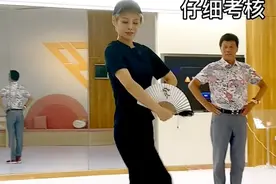 逆生长的父女！宁静与78岁的爸爸同框如兄妹，精神抖擞状态佳图片