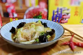 北方人家做的家常醋溜白菜，酸爽脆嫩，简单易做，配上木耳更营养图片