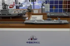 蓝军新母舰已下水！舰艏画了鲨鱼嘴，可停大量无人机，玩蜂群吗？图片