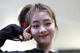 娃娃脸女孩谭松韵的机场穿搭，减龄十足，谁能想到她快30岁了？图片