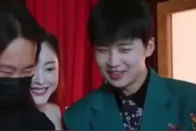 郭麒麟扭头发现张天爱凑太近，下意识反应，暴露真实人品图片