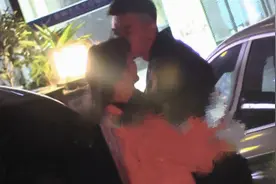 金瀚张芷溪官宣后甜蜜加倍！深夜约会街头狂拥吻，不顾一旁众好友图片