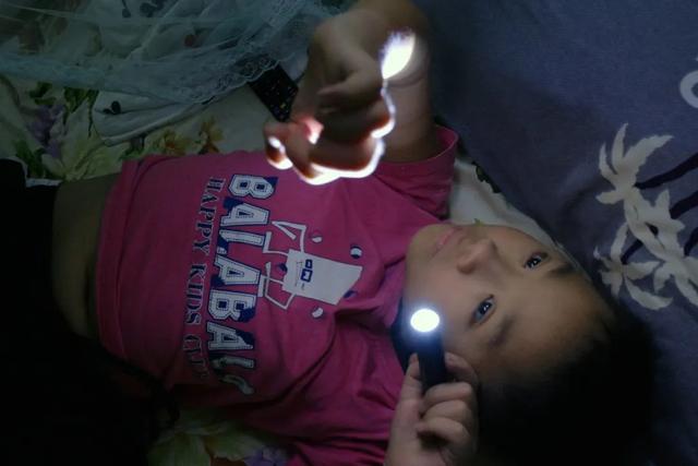 这些被互联网遗忘的家庭,他跟拍了12年:一度哭到拍不下去