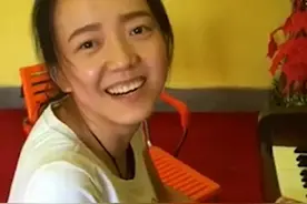 你知道近几年过年网络每个角落的钢琴女是谁吗？图片