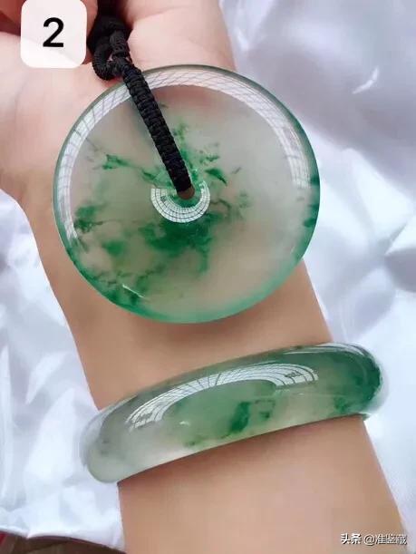 这种"飘花翡翠"其实只是小几百块钱的仿品