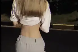 网络风靡女生oversize腰挑战，LOLM主播晒腰应战，网友：真不戳图片