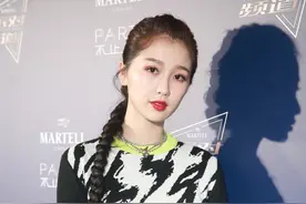 虞书欣简直是娱乐圈的一股清流，她的机场穿搭太个性了图片