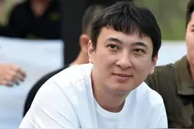 王思聪与新女友雨天约会，穿同款上衣亲自为女生撑伞，男友力爆棚图片