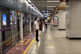 地铁保安拖拽女乘客事件通报：不构成违法犯罪，保安停职图片