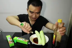 阿超挑战吃超辣芥末酱一瓶，他能否成功，拭目以待图片