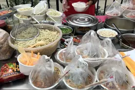 吃早点时，老板在碗上套个“塑料袋”，热汤直接装，不怕有毒吗？图片