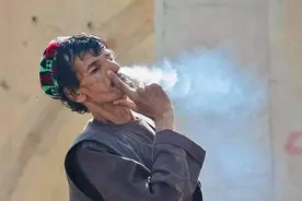 阿富汗喜剧演员惨遭处死，临死前，行刑的士兵都被他逗笑了图片
