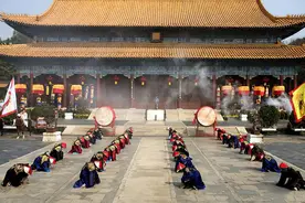 为何清朝官员都会选择饿着肚子上朝，口里还会含着一片人参？图片