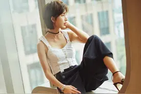 张俪拥有高颜值任性，剪超短发配一身休闲裤，显得慵懒随性又高级图片