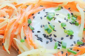 5分钟就做好的「鸟巢土豆丝饼」又香又脆，再也不怕早上迟到了图片
