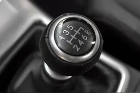 油车都快放弃了，电车居然还配手动挡，比亚迪带两刹车！图片