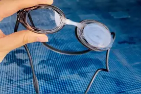 泳镜经常起雾怎么办？图片