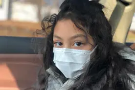 刘烨9岁女儿近照曝光，大眼睛波浪卷似真人芭比，混血异域风情足图片