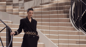 她是香奈儿史上第一位签约超模，26岁霸屏时尚界，现依旧颠倒众生图片