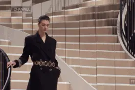 她是香奈儿史上第一位签约超模，26岁霸屏时尚界，现依旧颠倒众生图片
