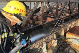 2000吨沙基船着火 中山消防海事联合扑救图片