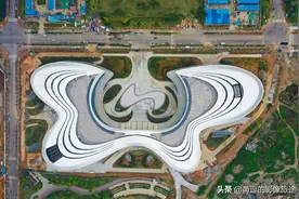 航拍柳州柳东文化广场展真容！“巨型蝴蝶”在大地间翩翩起舞图片