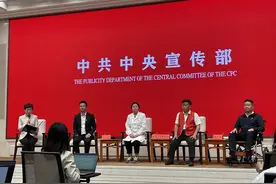 “不幸关上了你的门 但你帮别人打开了窗！”浙江盲人中医师朱丽华亮相中宣部中外记者见面会图片