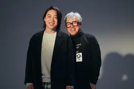 张宇22岁儿子罕见曝光，一头长发星味儿十足，气场不输老爸图片