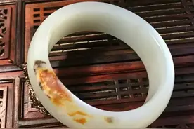 翡翠玉手镯的正确戴脱方法，别自己乱来图片