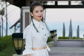 “阿姨辈”刘涛真懂打扮，穿衬衫裙简约知性，还配编发减龄又娇俏图片