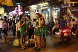 越南人气小吃烤乳猪，花了游客1200元，打开后发现着了猪的道图片