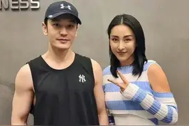 女星主动找黄晓明合影，热情紧贴男方手臂，晓明不着痕迹低调回避图片