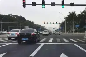 等红灯一直踩刹车？出租车司机让小伙一脸懵，内行人：这是老司机图片