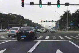 等红灯一直踩刹车？出租车司机让小伙一脸懵，内行人：这是老司机图片
