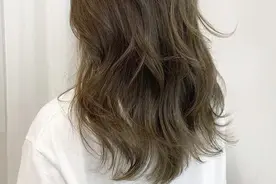 棕青色染发药水调配方式，用简单的方法，染一个流行发色图片