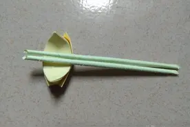 儿童手工折纸：筷子架怎么折？梅子教你折一个简单又实用的小物件图片